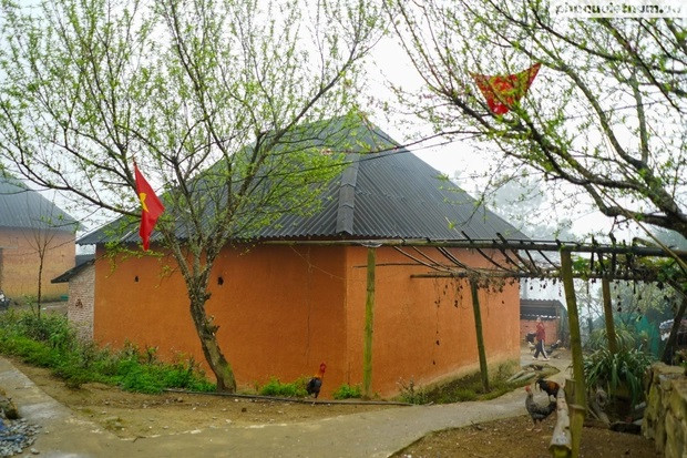 Le village compte actuellement 62 ménages totalisant plus de 300 personnes, dont 100 % sont des Ha Nhi noirs. Ils vivent dans des maisons à l’architecture carrée ou rectangulaire et aux murs en gravier. Autrefois, les toits étaient souvent faits d’herbe et de paille, mais ils sont désormais remplacés par du fibrociment et de la tôle ondulée. Photo : phunuvietnam.vn