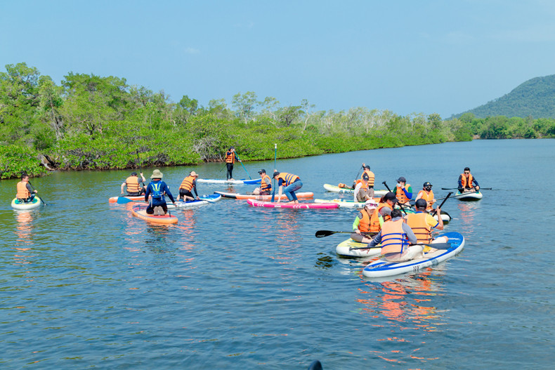 Une fois arrivés, ils peuvent explorer librement la rivière en bateau Sup et s’adonner à des jeux. Une fois arrivés, ils peuvent explorer librement la rivière en bateau Sup et s’adonner à des jeux.