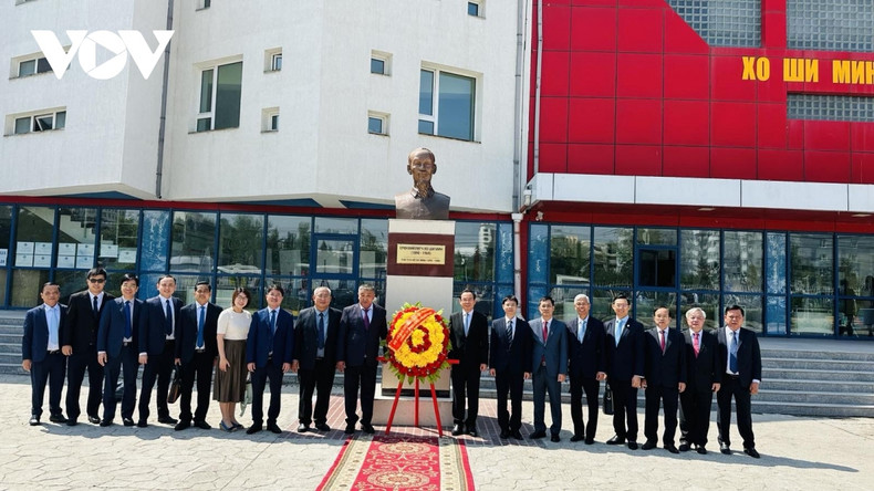 Une délégation de haut rang de Hô Chi Minh-Ville est venue offrir des fleurs au monument de Hô Chi Minh à l'école 14 située sur la grande avenue de la Paix à Oulan-Bator, en Mongolie. Photo : VOV. Une délégation de haut rang de Hô Chi Minh-Ville est venue offrir des fleurs au monument de Hô Chi Minh à l'école 14 située sur la grande avenue de la Paix à Oulan-Bator, en Mongolie. Photo : VOV.
