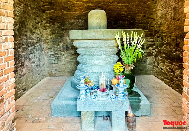 Ceci est considéré comme la source de la créativité, un symbole vivant exprimant les croyances de fertilité de l’ancien peuple Cham, souhaitant que toutes choses prolifèrent.