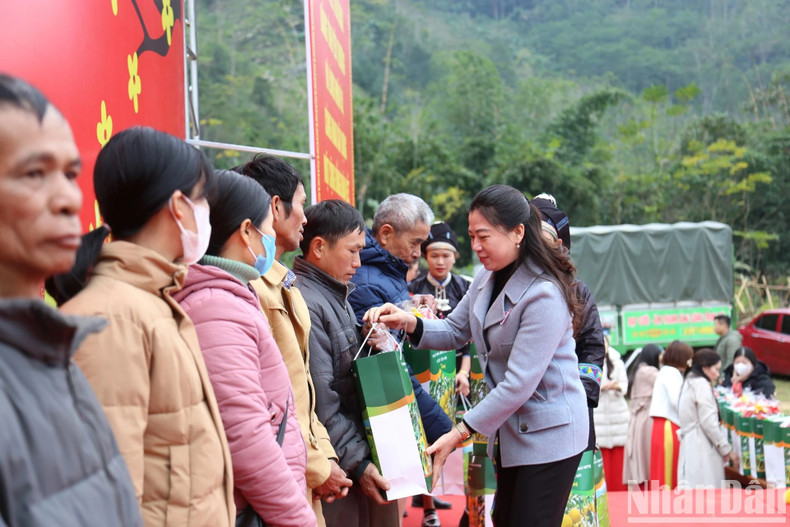 Bien que ces dons soient modestes, ils permettent aux pauvres et aux personnes en difficulté dans les communes du district de Yên Son d’accueillir le Têt avec davantage de joie et d’enthousiasme . Bien que ces dons soient modestes, ils permettent aux pauvres et aux personnes en difficulté dans les communes du district de Yên Son d’accueillir le Têt avec davantage de joie et d’enthousiasme .
