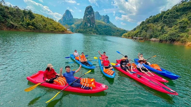 Les visiteurs profitent d'activités nautiques dans les eaux bleues fraîches. Photo : NDEL. Les visiteurs profitent d'activités nautiques dans les eaux bleues fraîches. Photo : NDEL.