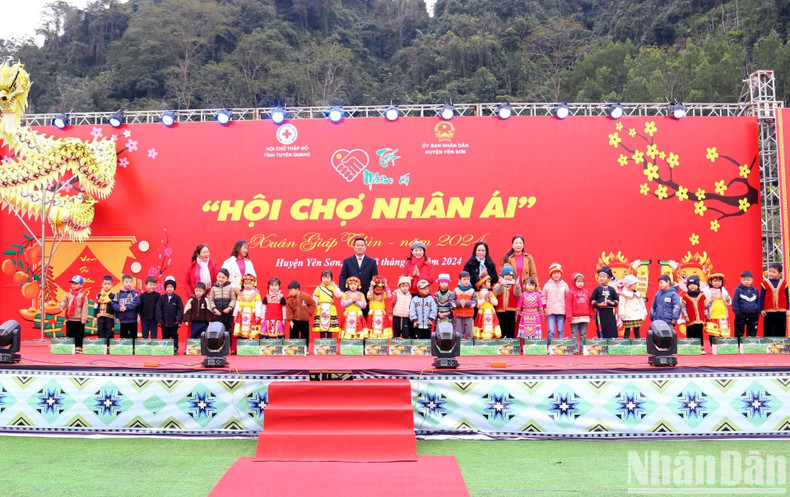 L'Association centrale de la Croix-Rouge a offert du lait aux enfants d'âge préscolaire. L'Association centrale de la Croix-Rouge a offert du lait aux enfants d'âge préscolaire.