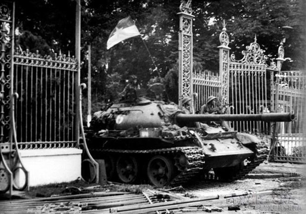 L'entrée d'un char de l'Armée de libération dans le Palais de l'Indépendance, le 30 avril 1975, marquant la fin de la guerre de résistance contre les agresseurs américains, sauvant le pays, libérant complètement le Sud et réunifiant le pays. Photo : VNA/archives.
