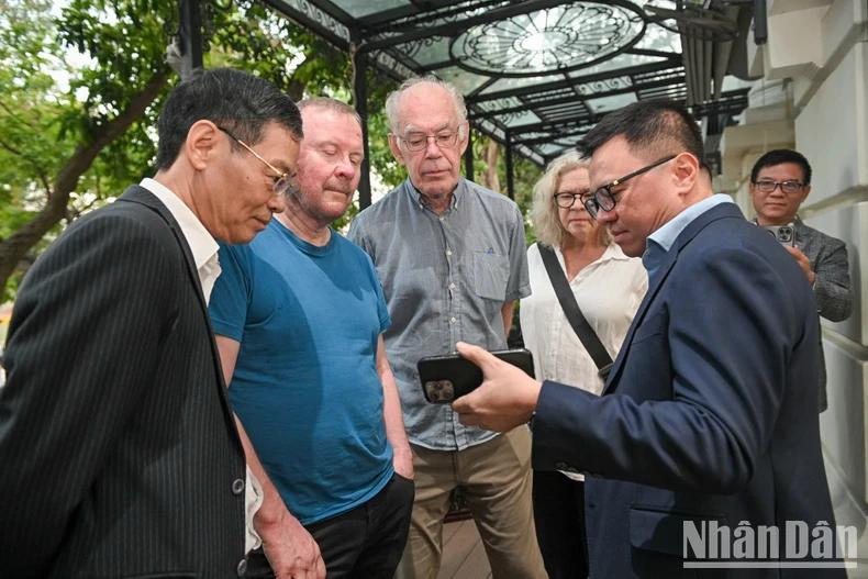 Le rédacteur en chef du journal Nhân Dân, Lê Quôc Minh, présente les produits de journalisme numérique du journal Nhân Dân. Photo : NDEL. Le rédacteur en chef du journal Nhân Dân, Lê Quôc Minh, présente les produits de journalisme numérique du journal Nhân Dân. Photo : NDEL.