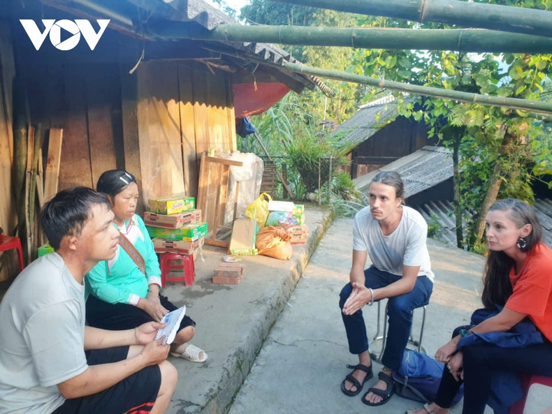 Mira et Rafa Encabo se rendent à une famille touchée par les inondations. Photo : VOV. Mira et Rafa Encabo se rendent à une famille touchée par les inondations. Photo : VOV.