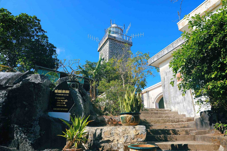 Le phare de Hon Khoai construit par les Français en 1920. Photo : baoquocte.vn