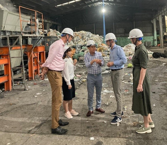 Le directeur général de NORAD, Bård Vegar Solhjell, et l'ambassadrice de Norvège au Vietnam, Hilde Solbakken, en visite dans la cimenterie de Quang Ninh, où les déchets plastiques sont collectés et préparés pour être traités comme matières premières pour la production de ciment. Photo : baoquocte.vn