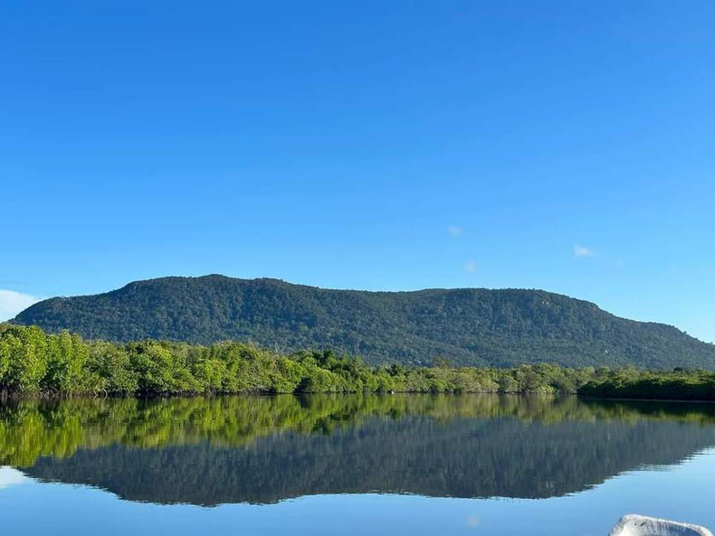 La rivière Rach Tràm est considérée comme la plus grande rivière de Phu Quôc, avec une longueur de 25 km, elle se divise en trois branches. Une branche provient de Bai Thom et les deux autres proviennent des forêts primaires. La rivière Rach Tràm est considérée comme la plus grande rivière de Phu Quôc, avec une longueur de 25 km, elle se divise en trois branches. Une branche provient de Bai Thom et les deux autres proviennent des forêts primaires.