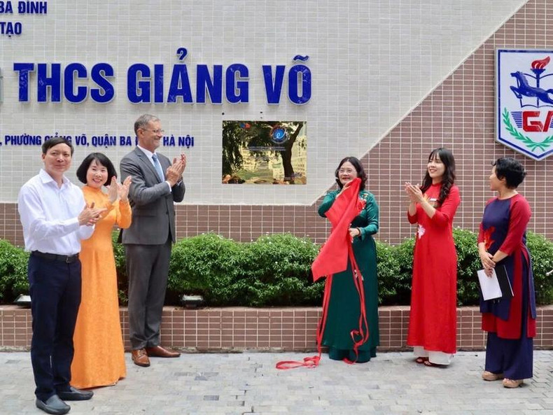 L'ambassadeur de France au Vietnam, Olivier Brochet (3e à gauche), et la directrice du collège Giang Vo, Tô Thi Hai Yên (3e à droite), ont coupé la bande d'inauguration de la plaque LabelFrancÉducation. Photo : CTV/CVN. L'ambassadeur de France au Vietnam, Olivier Brochet (3e à gauche), et la directrice du collège Giang Vo, Tô Thi Hai Yên (3e à droite), ont coupé la bande d'inauguration de la plaque LabelFrancÉducation. Photo : CTV/CVN.