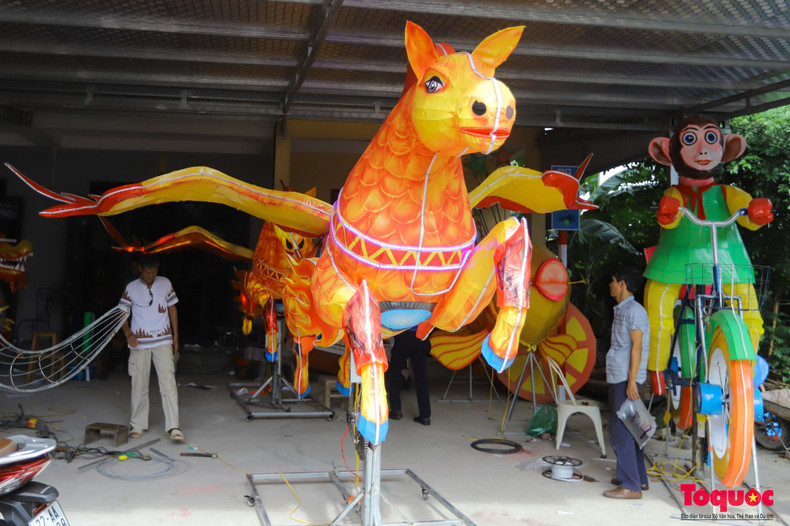 Les modèles lanternes « super grandes et géantes » de la Fête de la Mi-Automne sont devenus une marque de la Fête de la Mi-Automne à Tuyen Quang. Les modèles lanternes « super grandes et géantes » de la Fête de la Mi-Automne sont devenus une marque de la Fête de la Mi-Automne à Tuyen Quang.