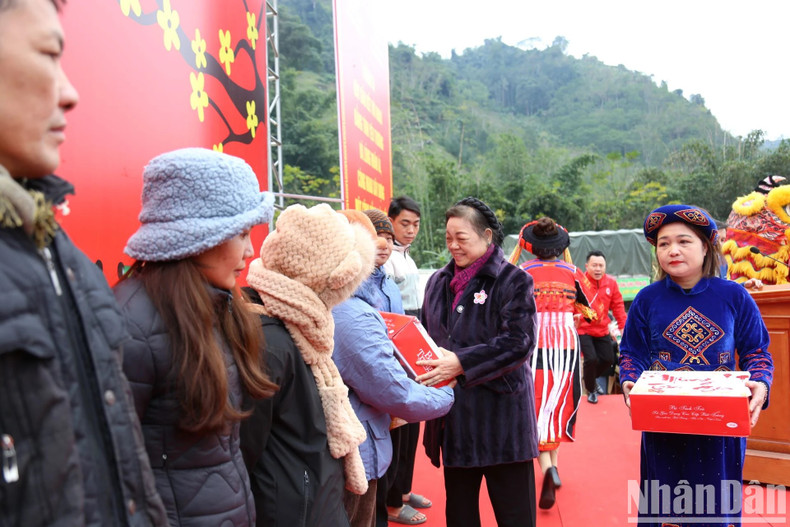 Lors de la foire, les agences, unités et bienfaiteurs ont offert des cadeaux aux ménages pauvres et en difficultés, ainsi qu’aux élèves des communes de Trung Minh, Trung Son, Hung Loi, Kim Quân, Cong Da, Dao Viên et Phu Thinh. Lors de la foire, les agences, unités et bienfaiteurs ont offert des cadeaux aux ménages pauvres et en difficultés, ainsi qu’aux élèves des communes de Trung Minh, Trung Son, Hung Loi, Kim Quân, Cong Da, Dao Viên et Phu Thinh.