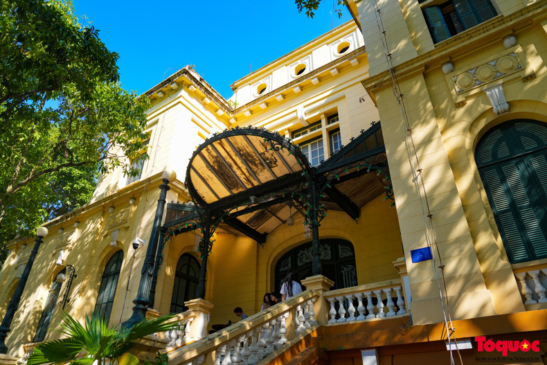 Le Palais du Tonkin a deux étages et un sous-sol, mais seule une partie du premier étage est ouverte aux visiteurs qui peuvent visiter et découvrir le projet grâce à des affiches accrochées aux murs. L'espace touristique est petit mais toujours bondé de visiteurs du matin à l'après-midi. Le Palais du Tonkin a deux étages et un sous-sol, mais seule une partie du premier étage est ouverte aux visiteurs qui peuvent visiter et découvrir le projet grâce à des affiches accrochées aux murs. L'espace touristique est petit mais toujours bondé de visiteurs du matin à l'après-midi.