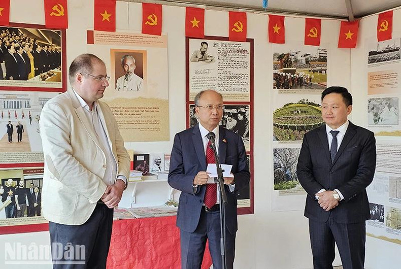 L’ambassadeur Dinh Toan Thang a souligné que lors de la Fête de l’Humanité, de nombreuses activités significatives étaient organisées pour promouvoir le pays et le peuple vietnamien, tout en contribuant au renforcement de la solidarité et de l’amitié traditionnelles entre les deux partis et les peuples des deux pays. Photo : NDEL.