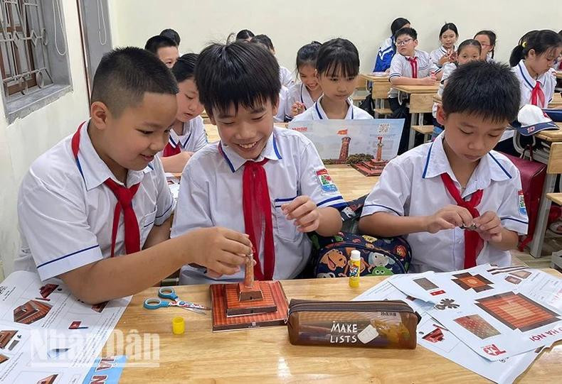 Non seulement les élèves peuvent travailler en groupe, mais ils peuvent également en apprendre davantage sur l’histoire et mieux comprendre le processus de libération de la capitale Hanoï. Photo : NDEL