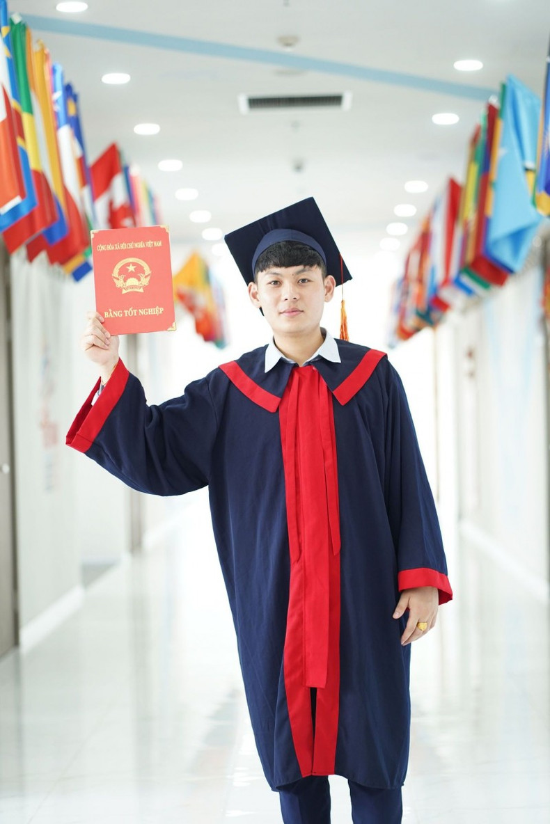 Sengphet Phomsychanh est diplômé de l'Académie diplomatique du Vietnam en juillet 2024. Photo : thoidai.com.vn Sengphet Phomsychanh est diplômé de l'Académie diplomatique du Vietnam en juillet 2024. Photo : thoidai.com.vn