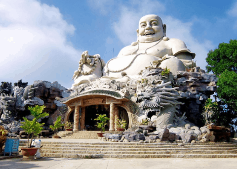 La statue de Bouddha Di Lac placée au sommet de la montagne Cam. Photo : sggp.org.vn La statue de Bouddha Di Lac placée au sommet de la montagne Cam. Photo : sggp.org.vn
