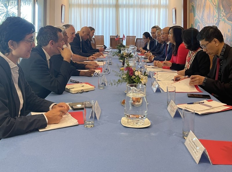 La vice-ministre Lê Thi Thu Hang s'entretient avec le haut-commissaire Louis le Franc. Photo : thoidai.com.vn