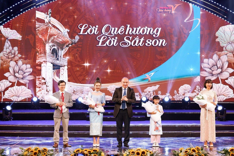 Lanny Phetnion (2e à droite) a remporté le titre d'ambassadeur de la langue vietnamienne à l'étranger en 2024. Photo : thoidai.com.vn Lanny Phetnion (2e à droite) a remporté le titre d'ambassadeur de la langue vietnamienne à l'étranger en 2024. Photo : thoidai.com.vn