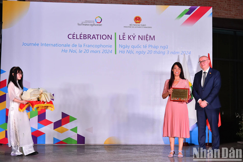 Pierre du Ville, chef de la délégation Wallonie-Bruxelles au Vietnam, président de GADIF remet le Prix d'honneur de GADIF à Aline Rebeaud.