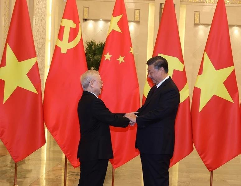 Le secrétaire général du Parti communiste chinois et président chinois, Xi Jinping (à droite) reçoit le secrétaire général du Part communiste du Vietnam, Nguyên Phu Trong, en visite d’Etat en Chine (Pékin 31 octobre 2022). Photo : VNA.