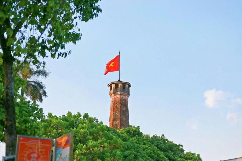 Autour de la zone de la tour du drapeau de Hanoi, des images significatives ont également été placées. Il y a soixante-dix ans, dans l'après-midi du 10 octobre 1954, la première cérémonie de lever du drapeau a eu lieu à la tour du drapeau, juste après la libération de la capitale. Photo : baoquocte.vn Autour de la zone de la tour du drapeau de Hanoi, des images significatives ont également été placées. Il y a soixante-dix ans, dans l'après-midi du 10 octobre 1954, la première cérémonie de lever du drapeau a eu lieu à la tour du drapeau, juste après la libération de la capitale. Photo : baoquocte.vn