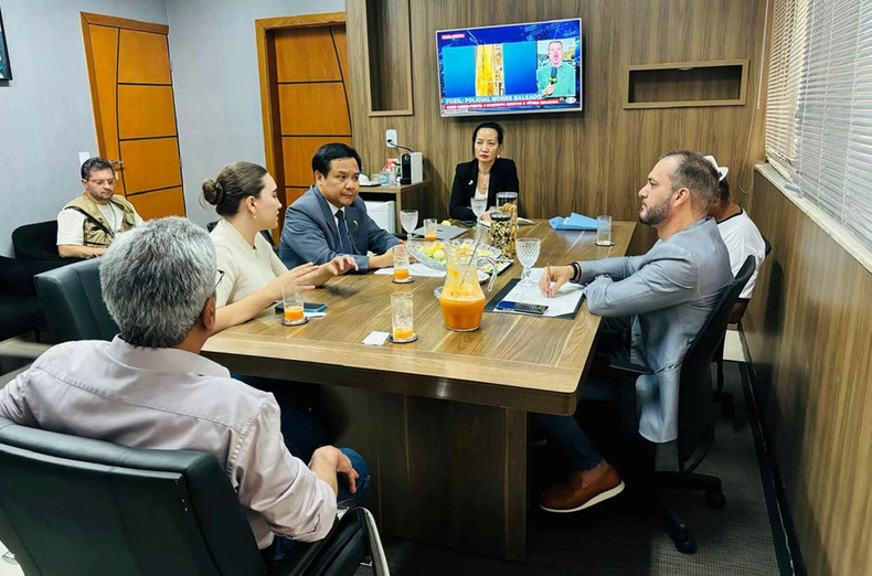 L’ambassadeur Bui Van Nghi a travaillé avec le directeur du Département des Affaires étrangères Júnior Leite. Photo : baoquocte.vn L’ambassadeur Bui Van Nghi a travaillé avec le directeur du Département des Affaires étrangères Júnior Leite. Photo : baoquocte.vn