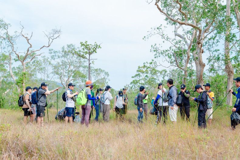 Pour arriver à la rivière, les touristes doivent marcher environ 3,3 km à travers la forêt. Pour arriver à la rivière, les touristes doivent marcher environ 3,3 km à travers la forêt.