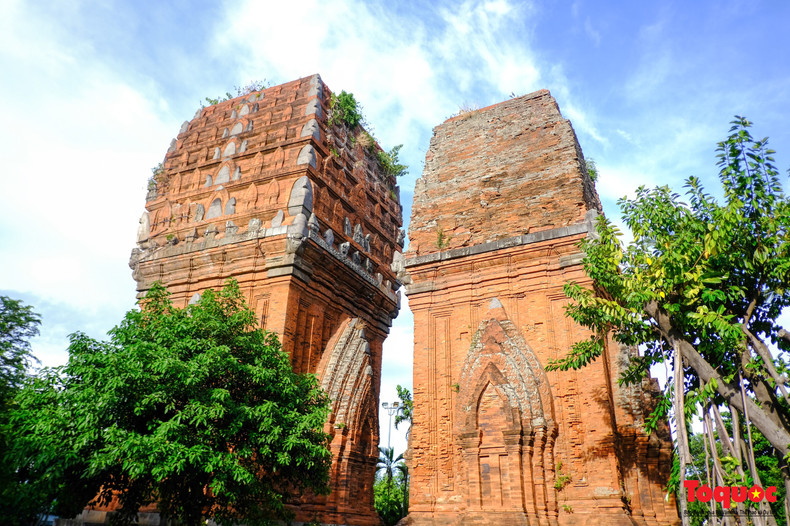 Les matériaux et les techniques uniques utilisés dans leur construction ont permis aux tours de résister aux catastrophes naturelles, y compris aux tempêtes les plus violentes.