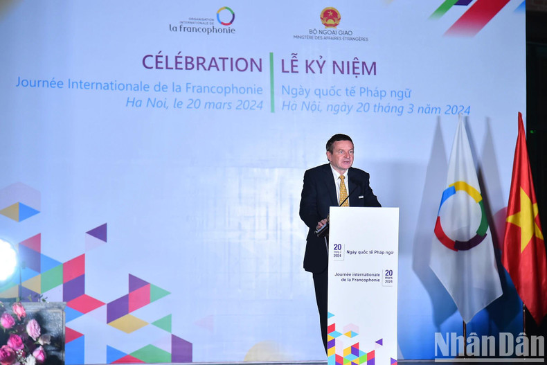 Edgar Doerig, représentant de la région Asie-Pacifique de l'OIF, prend la parole.