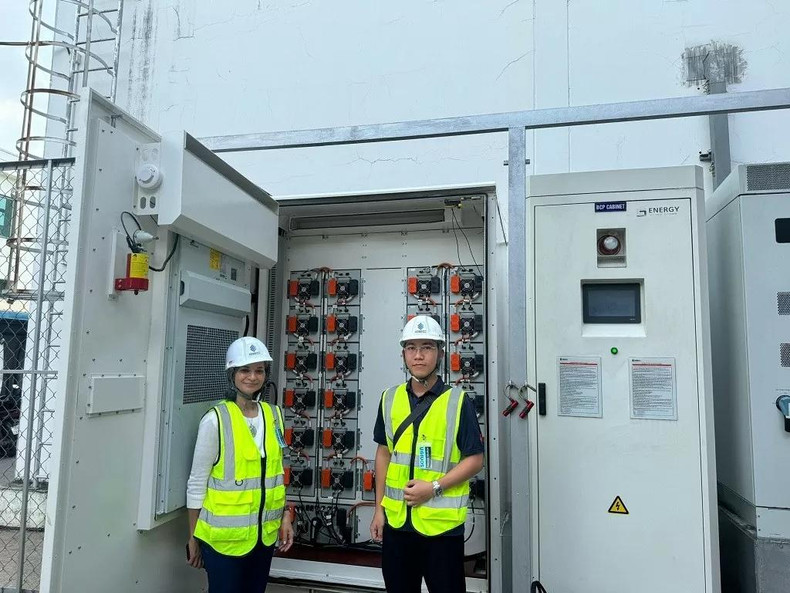 Sunita Dubey, représentante nationale du GEAPP au Vietnam lors d'une visite du système BESS au parc de haute technologie de Hô Chi Minh-Ville. Photo : baoquocte.vn Sunita Dubey, représentante nationale du GEAPP au Vietnam lors d'une visite du système BESS au parc de haute technologie de Hô Chi Minh-Ville. Photo : baoquocte.vn
