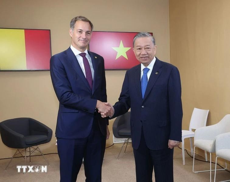 Le Premier ministre belge Alexander De Croo et le secrétaire général du Parti et président To Lam (droite). Photo : VNA. Le Premier ministre belge Alexander De Croo et le secrétaire général du Parti et président To Lam (droite). Photo : VNA.