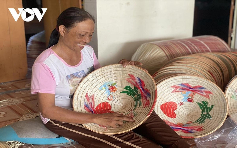 En tant que professionnelle avec près de 30 ans d'expérience, avec son amour et son désir de préserver et de développer le métier traditionnel, Pham Thi Phuong, une habitante du district d'An Thi, province de Hung Yen, a confié : « Cela en vaut vraiment la peine. Je crains qu'il y ait de moins en moins de personnes qui apprennent ce métier. J'espère que les prochaines générations accorderont plus d'attention au métier de confection des chapeaux coniques et que, non seulement ils le maintiennent, mais développeront et créeront également des chapeaux plus artistiques et plus beaux ».