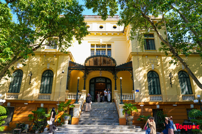 Le Palais du Tonkin est associé à des événements historiques tels que le soulèvement général d'août 1945, et c'est également là où le président Hô Chi Minh a vécu et travaillé après la Révolution d'août jusqu'à la libération de la capitale Hanoi, le 10 octobre 1954. Le Palais du Tonkin est associé à des événements historiques tels que le soulèvement général d'août 1945, et c'est également là où le président Hô Chi Minh a vécu et travaillé après la Révolution d'août jusqu'à la libération de la capitale Hanoi, le 10 octobre 1954.