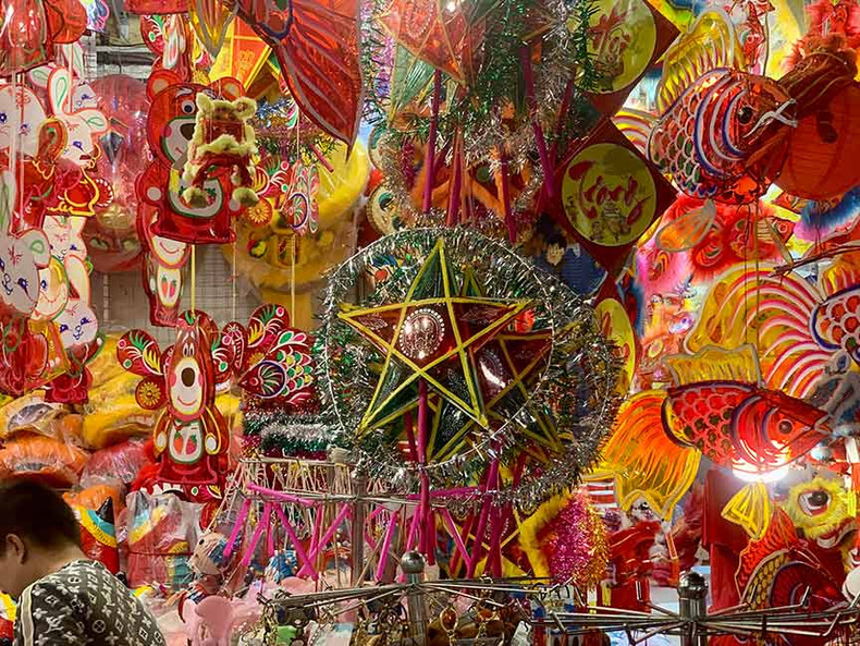 Les prix des jouets traditionnels varient de 20 000 à 100 000 dôngs chacun, selon la taille et le type. Photo : laodong.vn Les prix des jouets traditionnels varient de 20 000 à 100 000 dôngs chacun, selon la taille et le type. Photo : laodong.vn