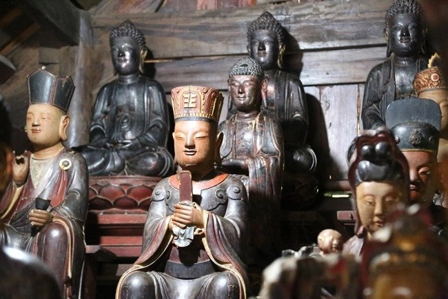 Même si elle a été créée il y a des centaines d’années, a subi des changements au fil du temps et de mauvaises conditions de conservation, les détails de la statue montrent encore la sophistication et le savoir-faire des anciens artisans. Photo : VOV Même si elle a été créée il y a des centaines d’années, a subi des changements au fil du temps et de mauvaises conditions de conservation, les détails de la statue montrent encore la sophistication et le savoir-faire des anciens artisans. Photo : VOV