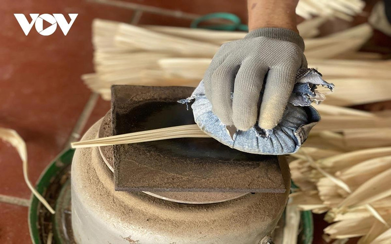 Les feuilles de latanier sont cultivées à Thanh Hoa. Elles doivent être séchées, pelées puis repassées. Lorsque les fabricants repassent les feuilles, ils doivent veiller à travailler rapidement afin que les feuilles ne brûlent pas.
