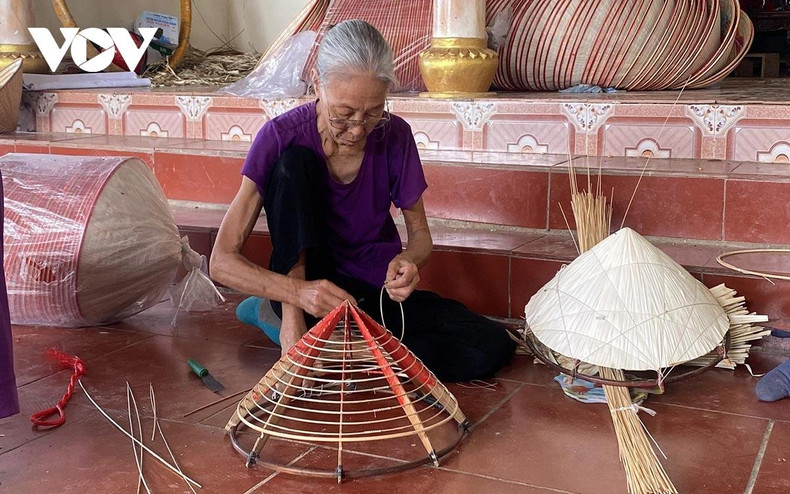 L'une des étapes pour créer un beau chapeau consiste à fabriquer le cadre du chapeau. Le bord du chapeau est fabriqué à partir de pousses de bambou et est fouetté à la main, fixé aux deux extrémités avec un fil. Cette étape nécessite que l'ouvrier crée une belle monture uniforme, ronde et solide.