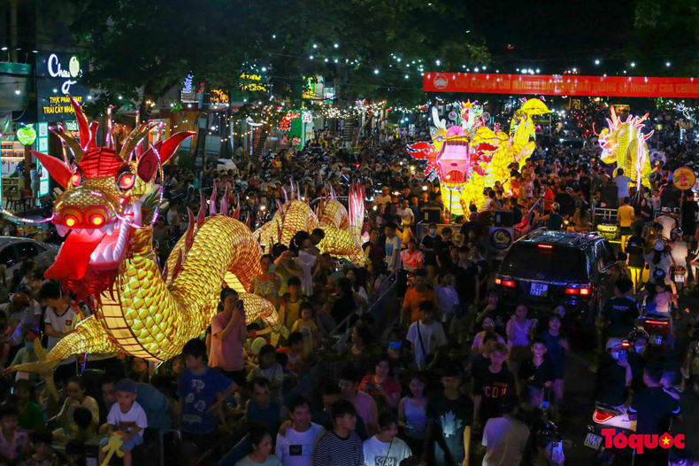 La Fête de Thanh Tuyen (Tuyen Quang) est depuis longtemps devenue la plus grande Fête de la Mi-Automne du pays, avec de nombreux records confirmés par le Livre Guinness des records du Vietnam, comme les plus grands modèles de lanterne ou le plus grand plateau de la Fête de la Mi-Automne du Vietnam. La Fête de Thanh Tuyen (Tuyen Quang) est depuis longtemps devenue la plus grande Fête de la Mi-Automne du pays, avec de nombreux records confirmés par le Livre Guinness des records du Vietnam, comme les plus grands modèles de lanterne ou le plus grand plateau de la Fête de la Mi-Automne du Vietnam.