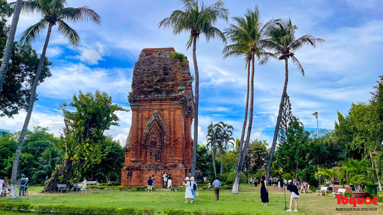 Les fragments de la tour effondrée, notamment les reliefs de danseurs et les encadrements de portes, sont bien conservés et actuellement exposés au musée de Binh Dinh. Ces artefacts offrent un aperçu de la riche vie artistique et religieuse du peuple Cham, mettant en valeur un patrimoine culturel qui continue d’être soigneusement préservé.