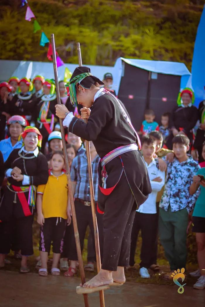 En plus du magnifique paysage naturel, les visiteurs de Xa Phin peuvent également découvrir la vie, la production et la riche culture culinaire locale. En plus du magnifique paysage naturel, les visiteurs de Xa Phin peuvent également découvrir la vie, la production et la riche culture culinaire locale.