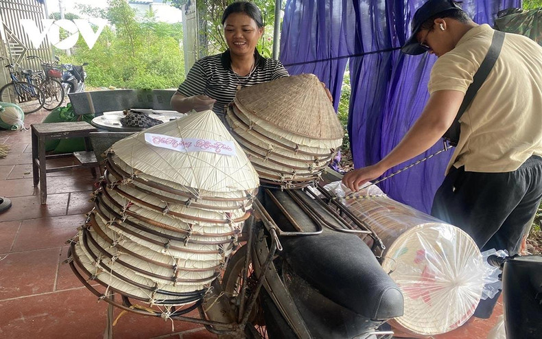 « Le nombre de chapeaux fabriqués a diminué parce que la demande n'est pas aussi forte que les années précédentes. Actuellement, environ 100 personnes acceptent de me fabriquer des chapeaux coniques. Chaque jour, mon établissement produit environ 100 chapeaux coniques et achète des centaines de chapeaux coniques aux villageois. Les produits sont vendus dans toute la province et à l'extérieur de la province. Le prix de vente varie de 40 000 à 200 000 dôngs/pièce », a fait savoir Pham Thi Dinh, propriétaire d'un établissement de chapeaux coniques - village de Mao Cau, province de Hung Yen.