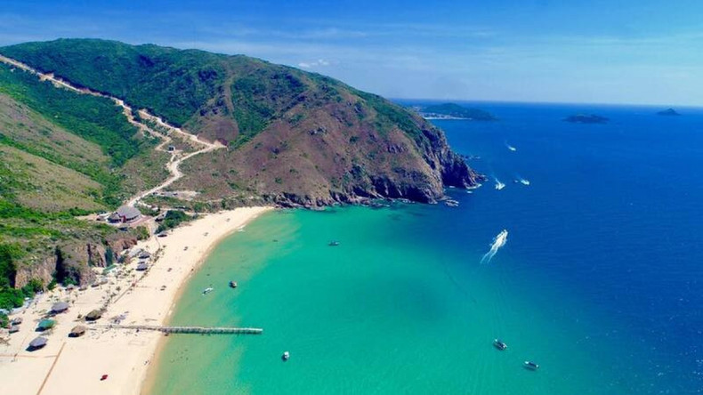 La plage de Ky Co située sur l’île de Nhon Ly, à 25 km et à 20 minutes en bateau de Quy Nhon, est affectueusement surnommée les « Maldives du Vietnam ». Ky Co est entourée de magnifiques montagnes rocheuses et d’une mer turquoise. Photo : VOV.