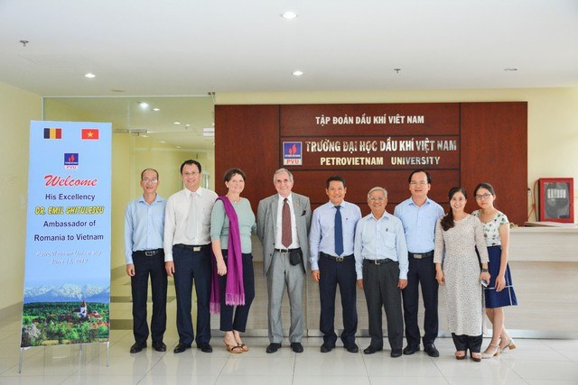 Valeriu Arteni, ambassadeur de Roumanie au Vietnam et le vice-recteur de l'université UPG, Paraschiv Nicolae, en visite à l'Université du pétrole du Vietnam, en 2015. Photo : VGP Valeriu Arteni, ambassadeur de Roumanie au Vietnam et le vice-recteur de l'université UPG, Paraschiv Nicolae, en visite à l'Université du pétrole du Vietnam, en 2015. Photo : VGP