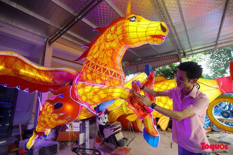 Lorsque l’on regarde les modèles de lanternes de la Fête de la Mi-Automne, ils doivent respirer la proximité et la convivialité. Le dessin des parties des animaux telles que les pattes, les yeux, le nez doit être aussi réel que possible. Parfois, nous pouvons souligner et styliser, mais finalement, le plus important reste l’âme…, a déclaré le designer Vu Hoang Chau. Lorsque l’on regarde les modèles de lanternes de la Fête de la Mi-Automne, ils doivent respirer la proximité et la convivialité. Le dessin des parties des animaux telles que les pattes, les yeux, le nez doit être aussi réel que possible. Parfois, nous pouvons souligner et styliser, mais finalement, le plus important reste l’âme…, a déclaré le designer Vu Hoang Chau.