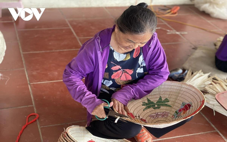 Le métier de confectionneur de chapeaux demande de la minutie, du soin et aucune précipitation. Le fabricant polit chaque couche de feuilles et coupe soigneusement la bordure. Regardez, le chapeau doit être beau et bon. Si vous êtes satisfait, l'acheteur se sentira en sécurité, a indiqué Hoang Thi Loan.