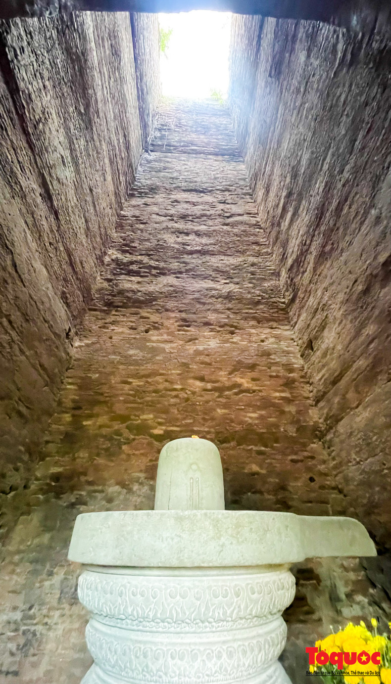 Le toit de la tour est a été renforcé pour éviter l’effondrement, bien que les efforts de restauration sur cette structure aient été plus limités que sur la tour nord. Pasha a exprimé une admiration particulière pour les sculptures en grès massif Linga-Yoni enchâssées dans les tours jumelles.