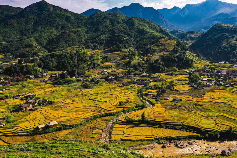 Le long de la route de montagne entre les hameaux de Ly Linh Ho et Lao Chai, qui sont proches des champs en terrasses, les visiteurs peuvent profiter de l’atmosphère de la récolte des habitants et sentir le parfum du riz mêlé à l’odeur de la paille brûlée. Le long de la route de montagne entre les hameaux de Ly Linh Ho et Lao Chai, qui sont proches des champs en terrasses, les visiteurs peuvent profiter de l’atmosphère de la récolte des habitants et sentir le parfum du riz mêlé à l’odeur de la paille brûlée.