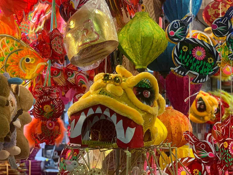 Une grande variété de masques traditionnels en papier mâché sont également en vente, le garçon de la lune, le lapin de jade et le buffle, entre autres, et coûtent également de 30 000 à 300 000 dôngs. Photo : laodong.vn Une grande variété de masques traditionnels en papier mâché sont également en vente, le garçon de la lune, le lapin de jade et le buffle, entre autres, et coûtent également de 30 000 à 300 000 dôngs. Photo : laodong.vn
