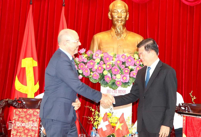 Nguyen Hong Linh, membre du Comité central du Parti, secrétaire du Comité provincial du Parti de Dong Nai (à droite) reçoit Thomas Gass, ambassadeur de Suisse au Vietnam. Photo : baodongnai.com.vn Nguyen Hong Linh, membre du Comité central du Parti, secrétaire du Comité provincial du Parti de Dong Nai (à droite) reçoit Thomas Gass, ambassadeur de Suisse au Vietnam. Photo : baodongnai.com.vn